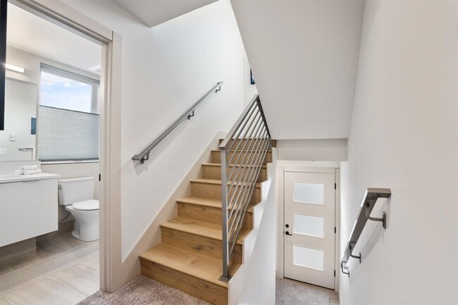 Building Photo - Modern 3-story townhome with A/C located i...