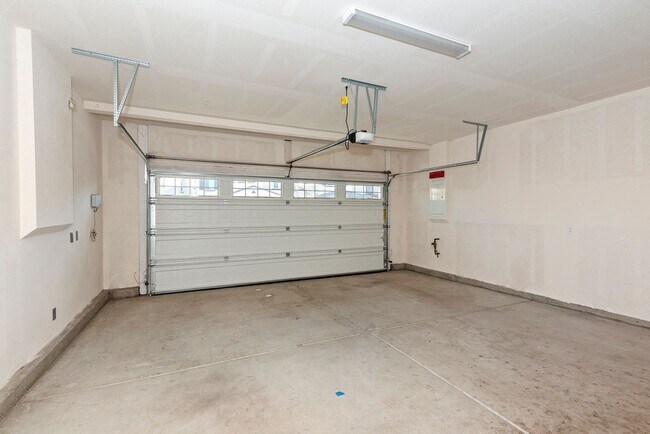 Building Photo - Comfort Meets Coastal Living 4 Bed 2.5 Bath in Oceanside!