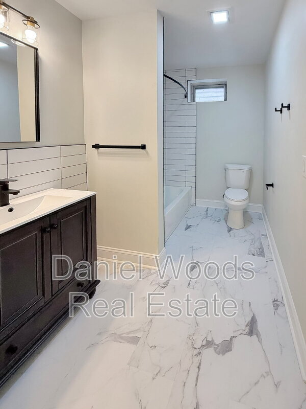 Building Photo - 4813 Chestnut St