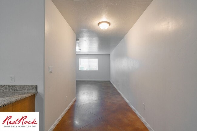 Building Photo - End Unit, DOG-FRIENDLY 3 Bedroom Townhome ...