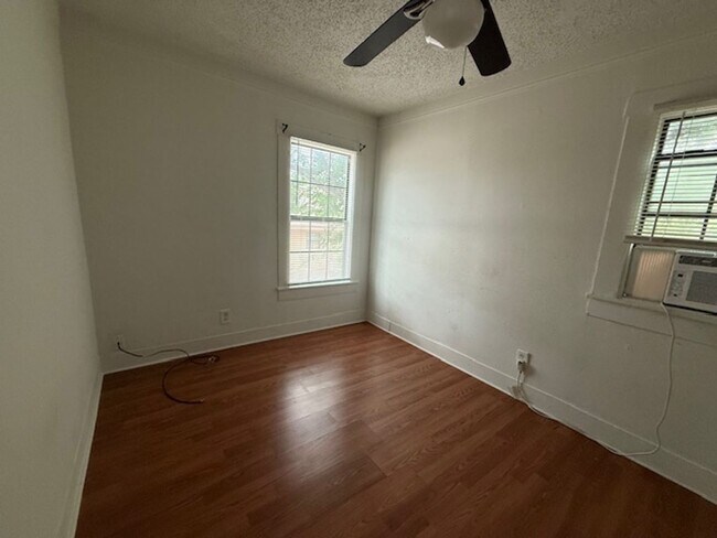 Building Photo - 618 Santos St