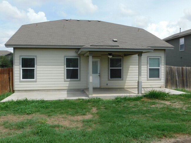 Building Photo - Beautiful, spacious 4 bedroom, 2.5 bath ho...