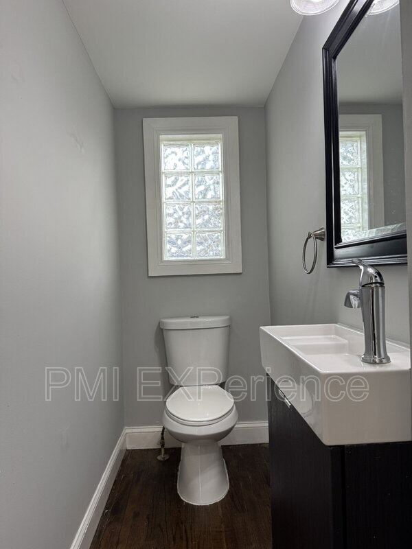 Building Photo - 2304 Lakewood St