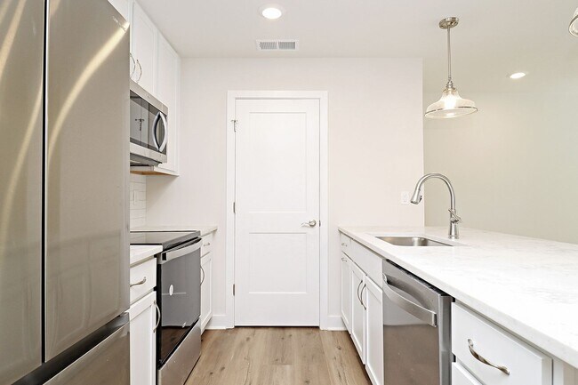 Building Photo - $500 Off 1st Month's Rent! Dog-Friendly End-Unit Apartment