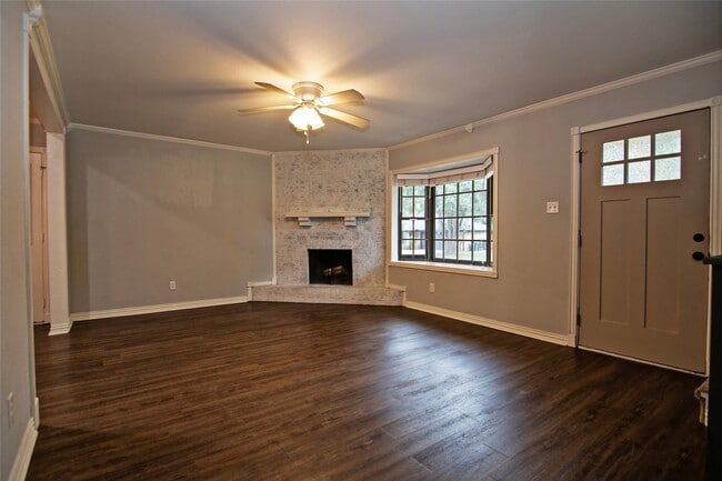 Building Photo - 2410 Valley Dr