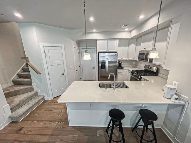 Building Photo - Luxury 3 Bedroom 2.5 Bathroom Brick Townho...