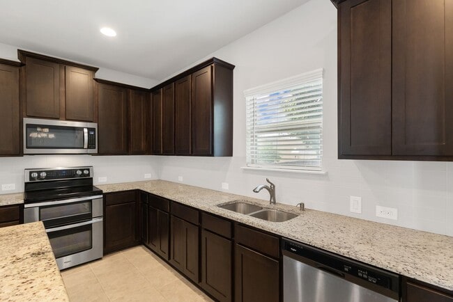 Building Photo - 3 Bedrooms and 2.5 Bathrooms located in Ca...