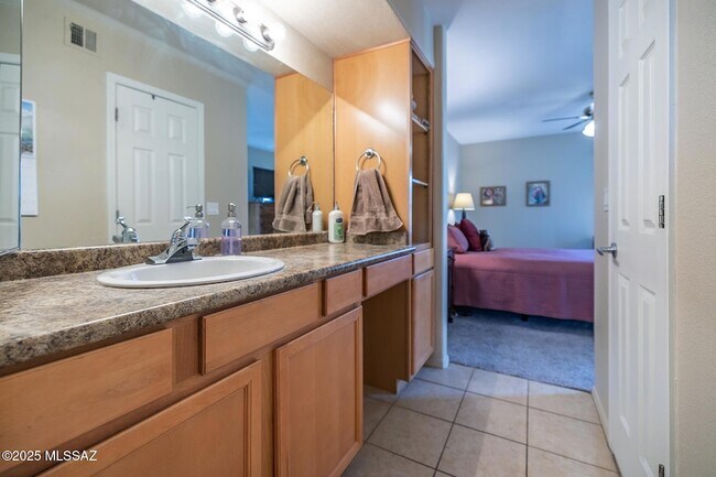 Building Photo - 5855 N Kolb Rd