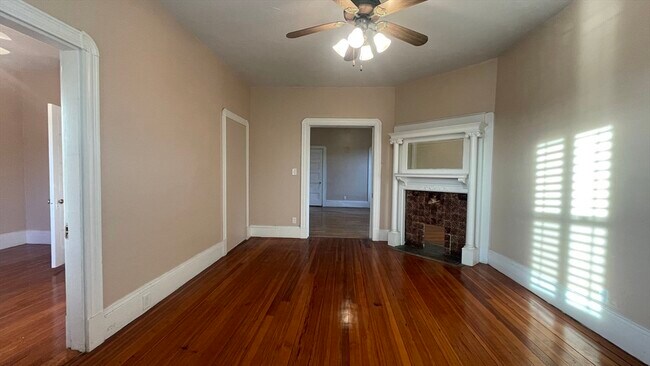 Building Photo - 33 Hollander St