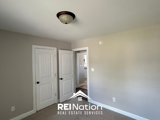 Building Photo - SOUTHAVEN STUNNER! 3BR/2BA | Vaulted Ceilings & Fireplace | Fenced Yard!