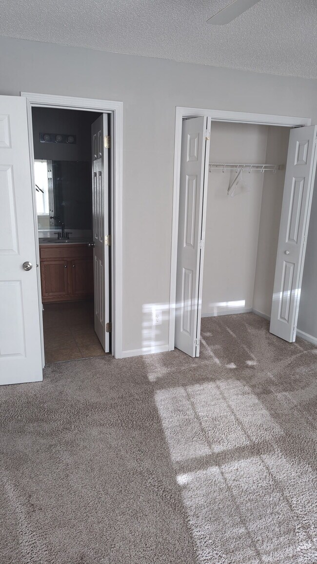 Building Photo - 2601 Riverridge Ct