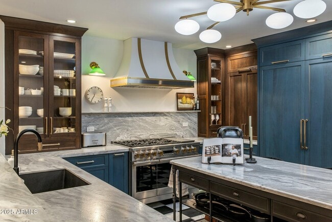 Building Photo - 2211 E Camelback Rd