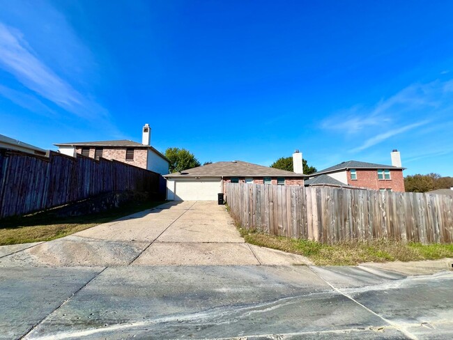 Building Photo - Charming 3-Bedroom, 2-Bathroom Home with 2...