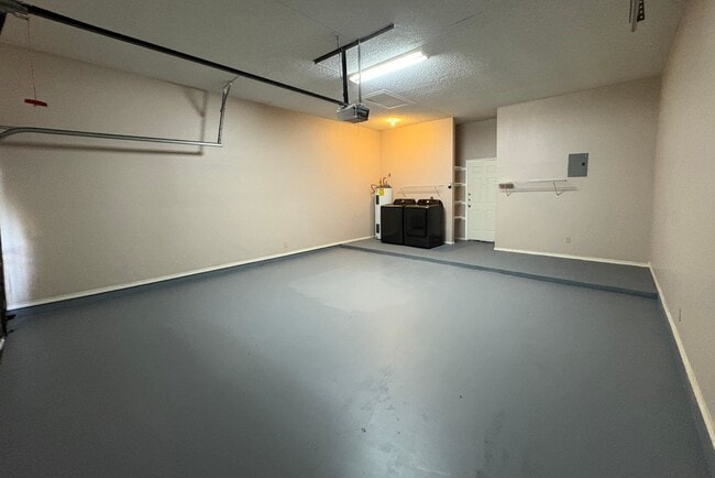 Building Photo - 1603 Sherwood Dr