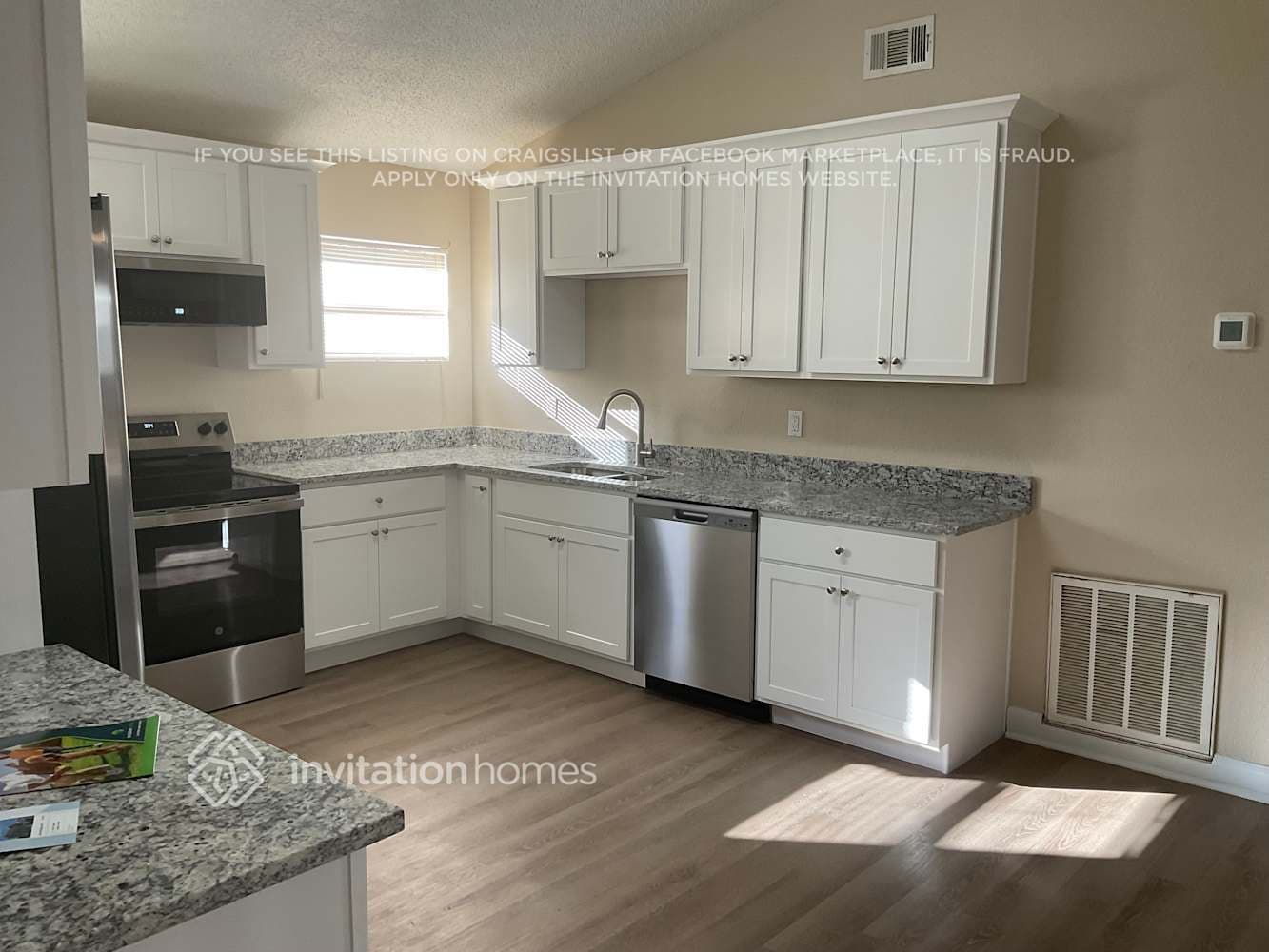 Building Photo - 4765 Miramar St