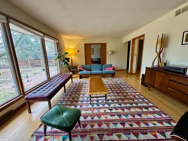 Building Photo - 1708 Pleasant St