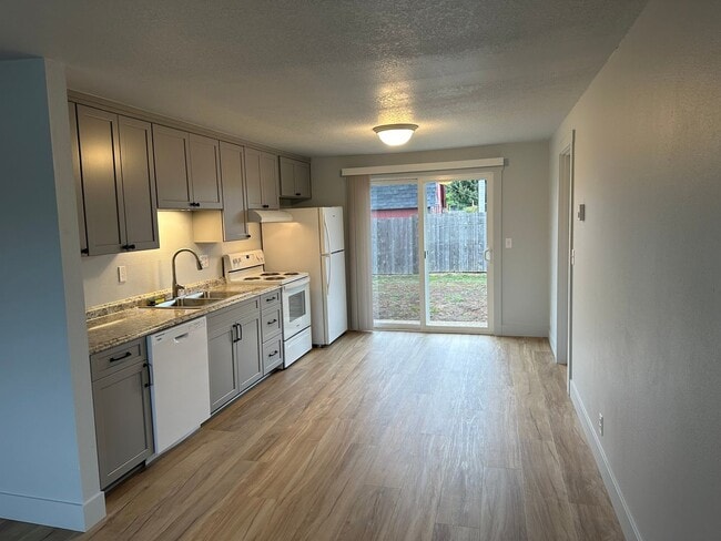 Building Photo - Beautifully updated 2 bed/1bath duplex in ...
