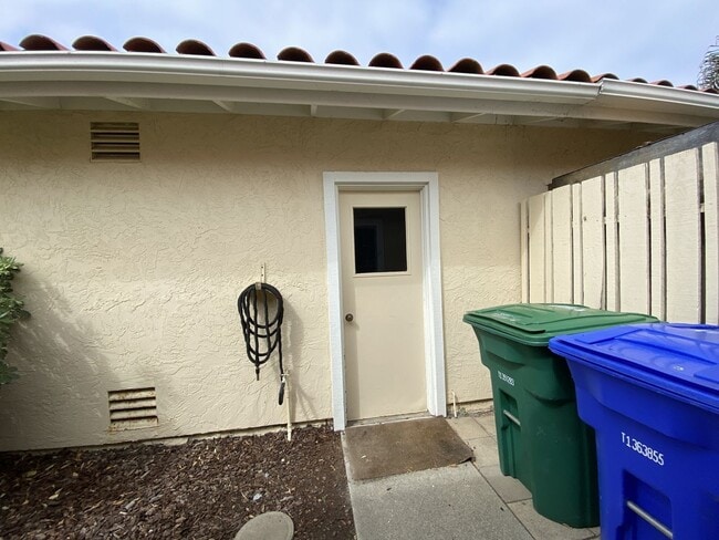 Building Photo - 2+bd/1ba Single Story Duplex Minutes Drive...