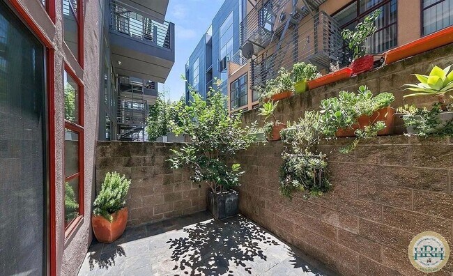 Building Photo - Spacious 1BR|2BA Loft Style Condo in the h...