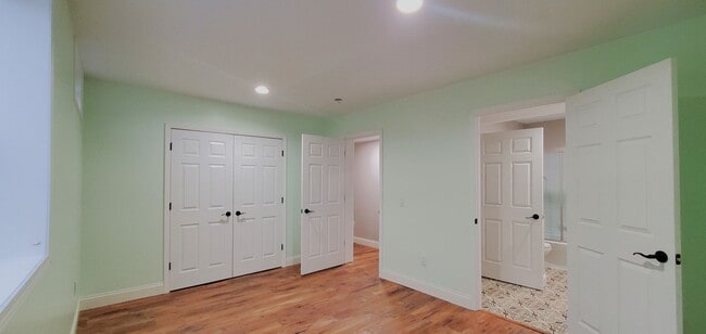 Building Photo - 4-bedroom 3-bathroom home minutes to Downt...