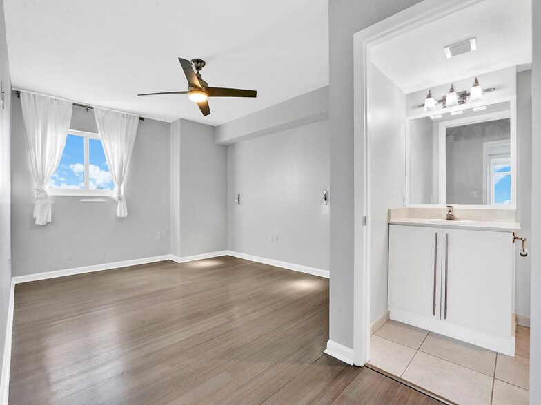 Building Photo - 950 Brickell Bay Dr