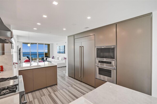 Building Photo - 17875 Collins Ave