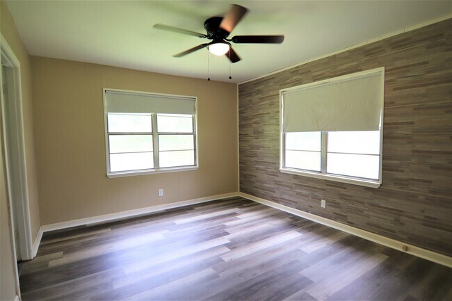 Building Photo - 880 Morning Glory Dr