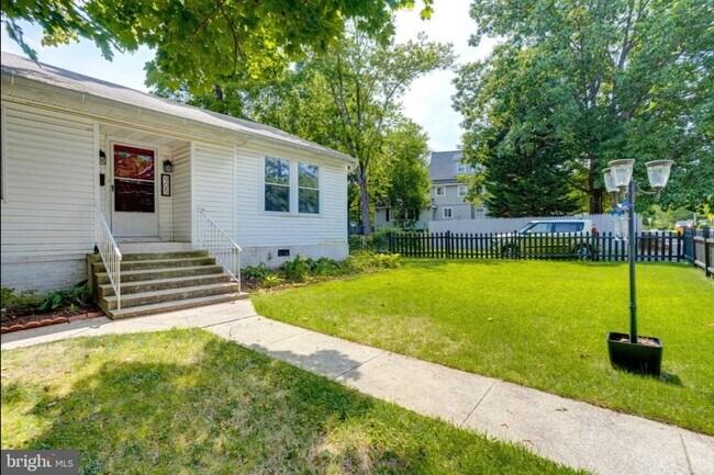 Building Photo - 905 Regester Ave