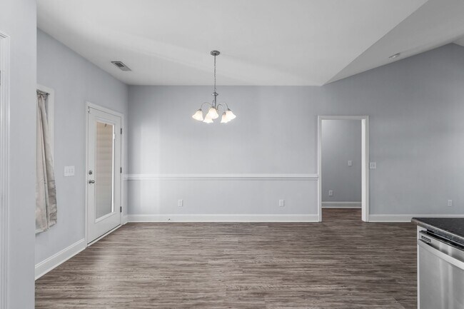 Building Photo - 3 bedroom 2 bathroom with a bonus room