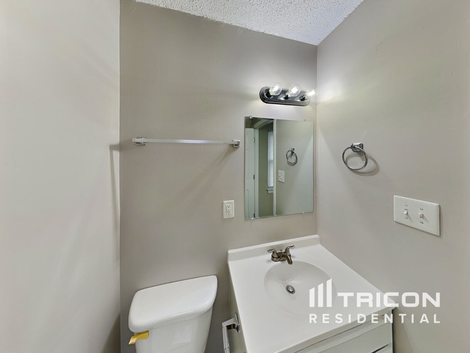 Building Photo - 10500 Southern Oak Ct