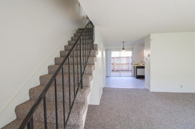 Building Photo - 2 Bedroom Townhouse Style Apartment with Private Fenced Patio