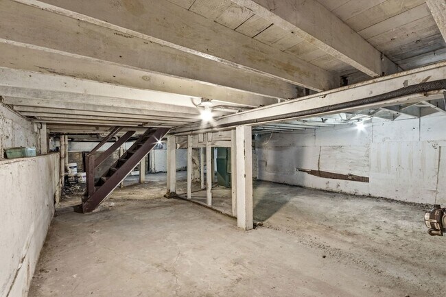 Building Photo - 6913 S Throop St