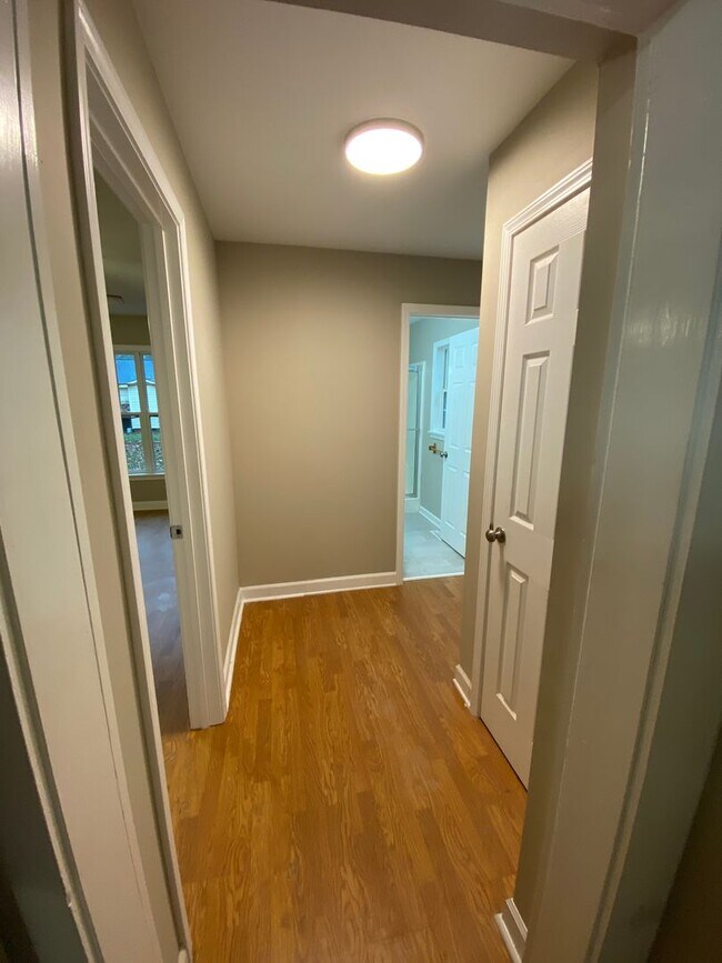 Building Photo - Freshly renovated 4 bedroom 2 bathroom hou...