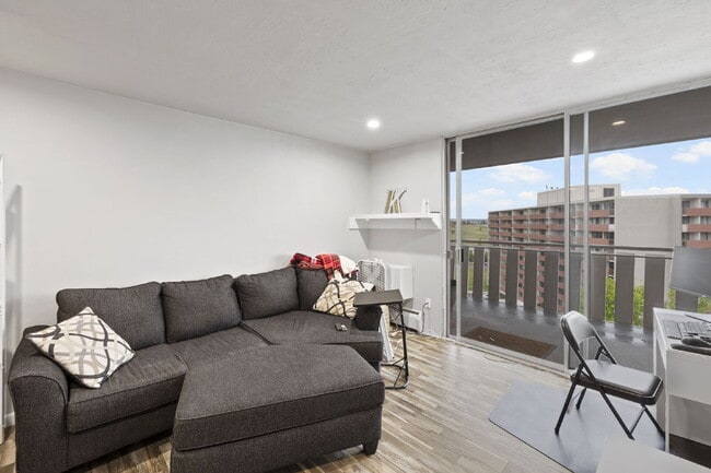 Building Photo - Live Above It All at the Satellite Condo 1 bed 1 bath!