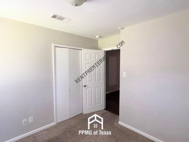 Building Photo - 2409 Eloise Cir