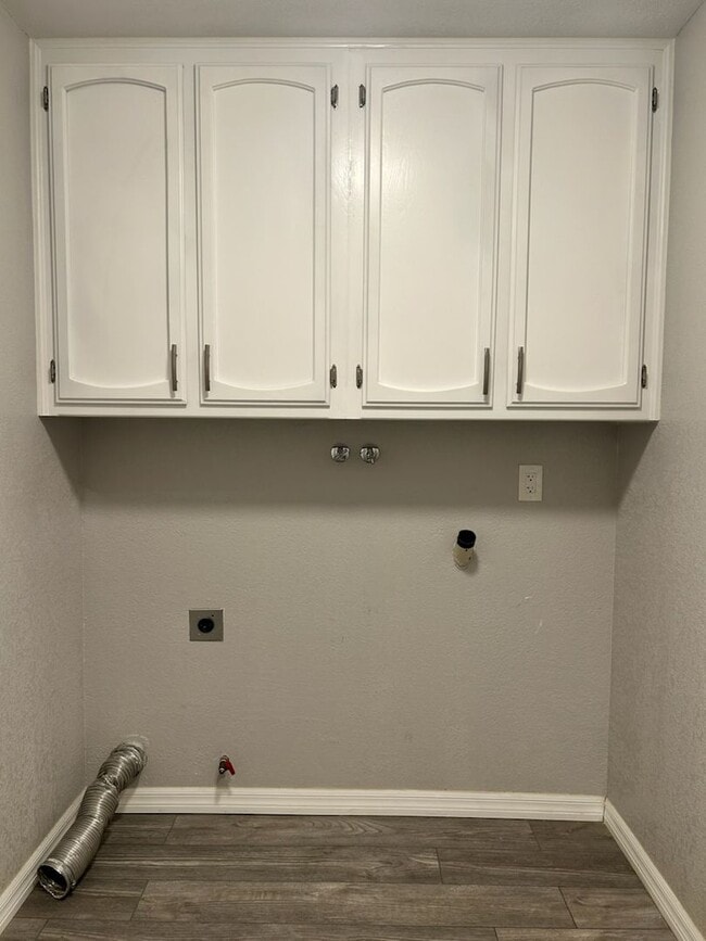 Building Photo - Please call Vaughn Realty, 760-446-6561 to...