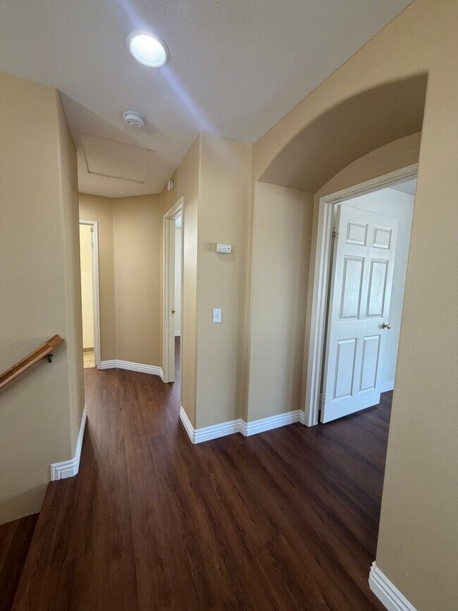 Building Photo - 1683 Falcon Peak St