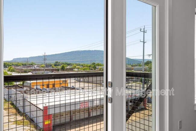 Building Photo - 901 E Main St