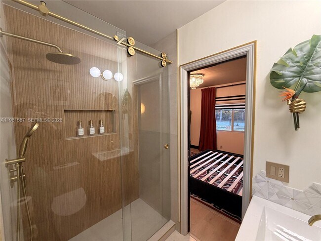 Building Photo - 920 SW 50th Ave