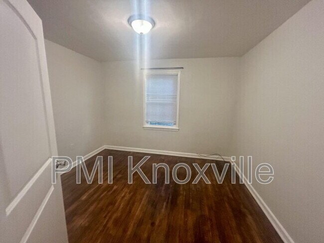 Building Photo - 926 Ledgerwood Ave