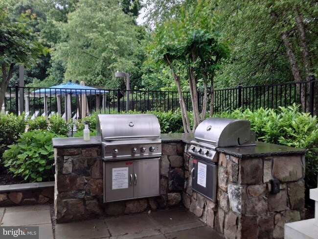 Building Photo - 1984 Crescent Park Dr