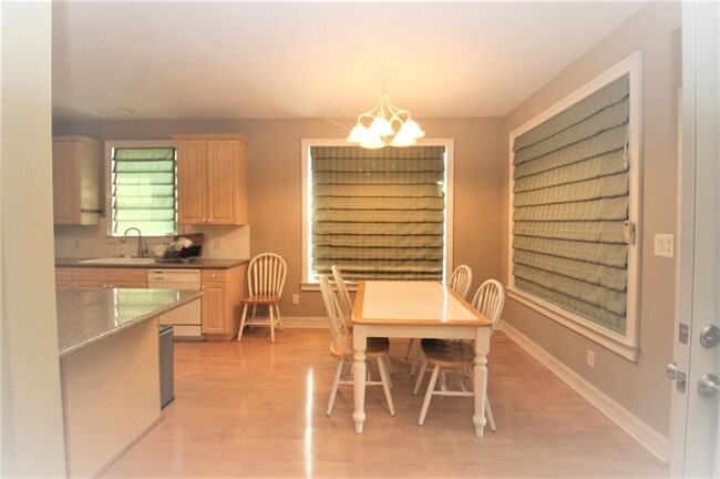Building Photo - 1060 River Valley Dr