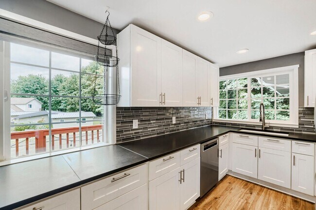 Building Photo - Beautiful Mother-in-Law Style Home in Everett, WA!