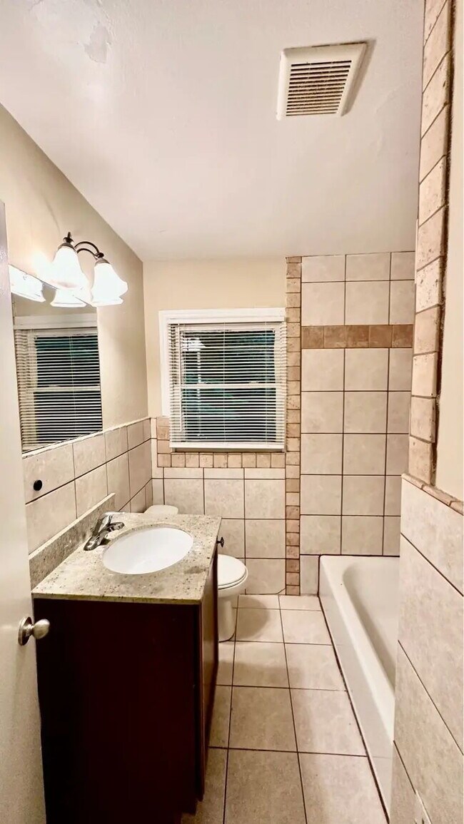 Building Photo - "Charming 2-Bedroom Oasis with Gleaming Hardwood Floors and 2 Full Baths in Decatur!"