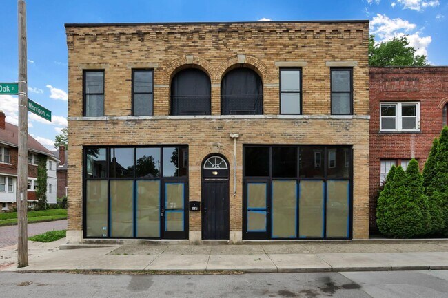 Building Photo - 1687 1/2 Oak St - 1687 1/2 Oak St