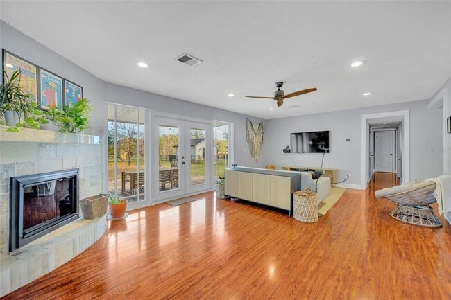 Building Photo - 1081 Lake Weldona Dr