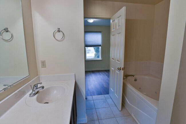 Building Photo - 3 Bedroom Single Family in Midtown with Pa...