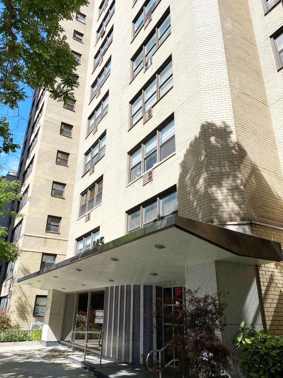 Building Photo - 145 E 15th St