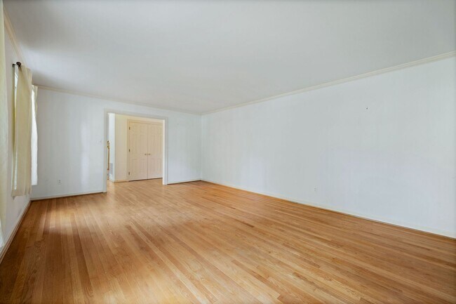 Building Photo - 2401 Scarsborough Dr