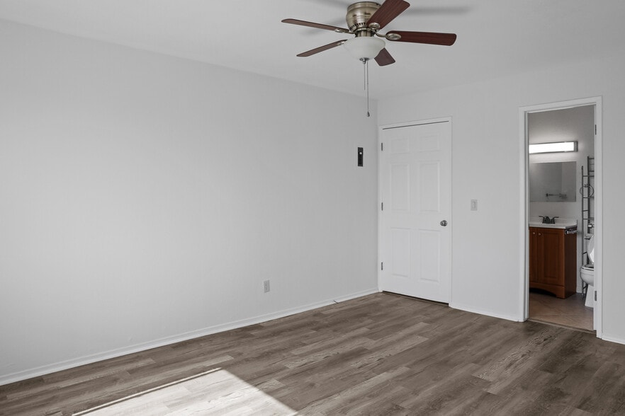 Building Photo - 324 Stepney St